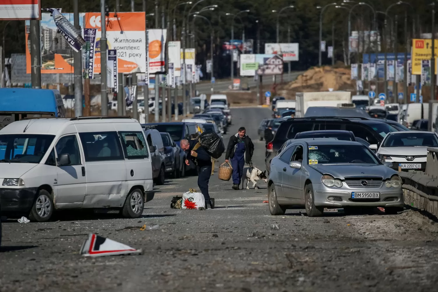 CIVILES HUYEN DE IRPIN. Cientos de miles de ciudadanos ucranianos han escapado de sus casas por la invasión de Rusia. Foto: Reuters