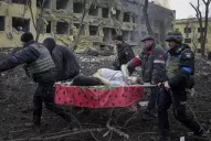 Ucrania: murieron la mujer embarazada y su bebé; símbolos del bombardeo a la maternidad