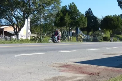 Una moto y un cuatriciclo corrían picadas en el puente del río Colorado