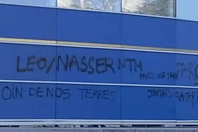 Tras los silbidos del domingo, aparecieron pintadas en contra de los jugadores del PSG