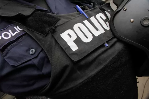 Tres hermanos fueron detenidos: están acusados de violar a su madre y a otros hermanos