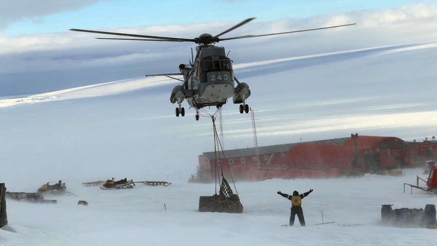 CARGAS. Los helicópteros cargan con dos toneladas de peso por viaje.