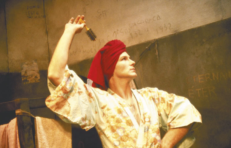 ESCENA. Hurt encarnando a Luis Molina en “El beso de la mujer araña”. 