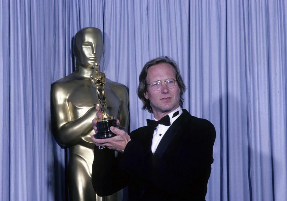 RECONOCIMIENTO. William Hurt luce la estatuilla que ganó a mejor actor en los Premios Oscar de 1986. 