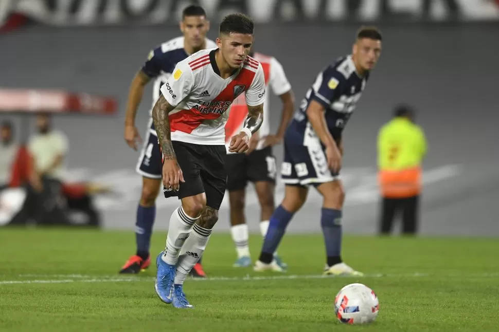 PREPARACIÓN. Fernández comienza la carrera en el penal que terminó en gol. @RiverPlate 