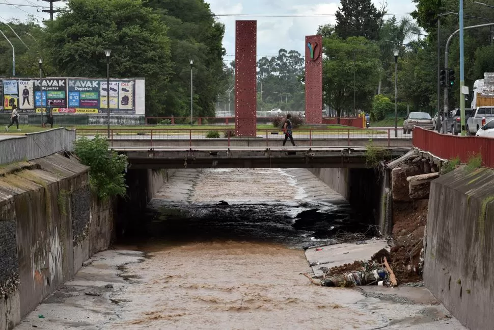 CANAL SUR. La potencia del agua desprendió en la última gran tormenta parte de la loza del principal desagüe que protege a la Capital.  