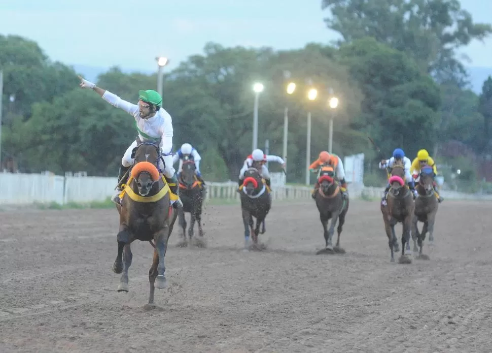 DEDICATORIA. Alarcón festeja sobre la montura de Sarfo en la competencia central.  