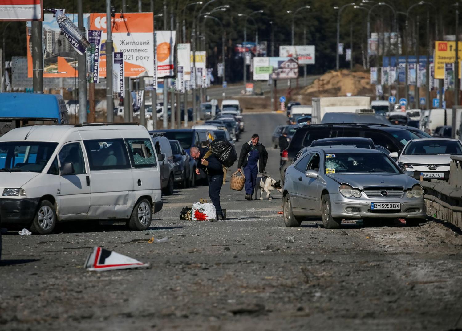 CIVILES HUYEN DE IRPIN. Cientos de miles de ciudadanos ucranianos han escapado de sus casas por la invasión de Rusia. Foto: Reuters