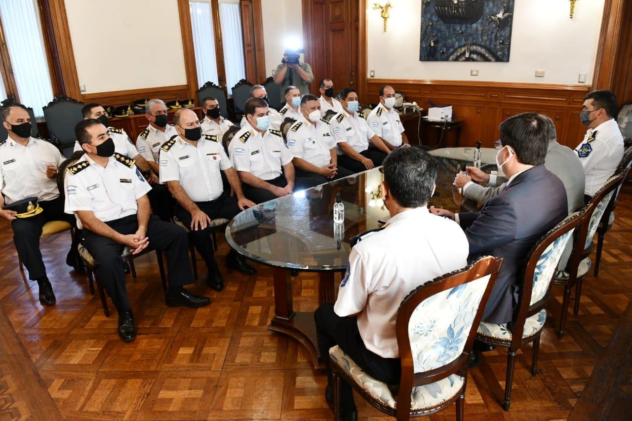 CON LA PLANA MAYOR. Jaldo recibió a las autoridades de la Policía. Foto: Prensa Gobernación