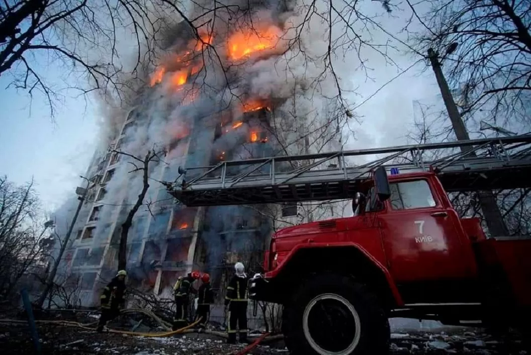 Los rescatistas trabajan junto a un edificio residencial dañado por los bombardeos, mientras continúa el ataque de Rusia contra Ucrania, en Kiev, Ucrania. Foto de Reuters