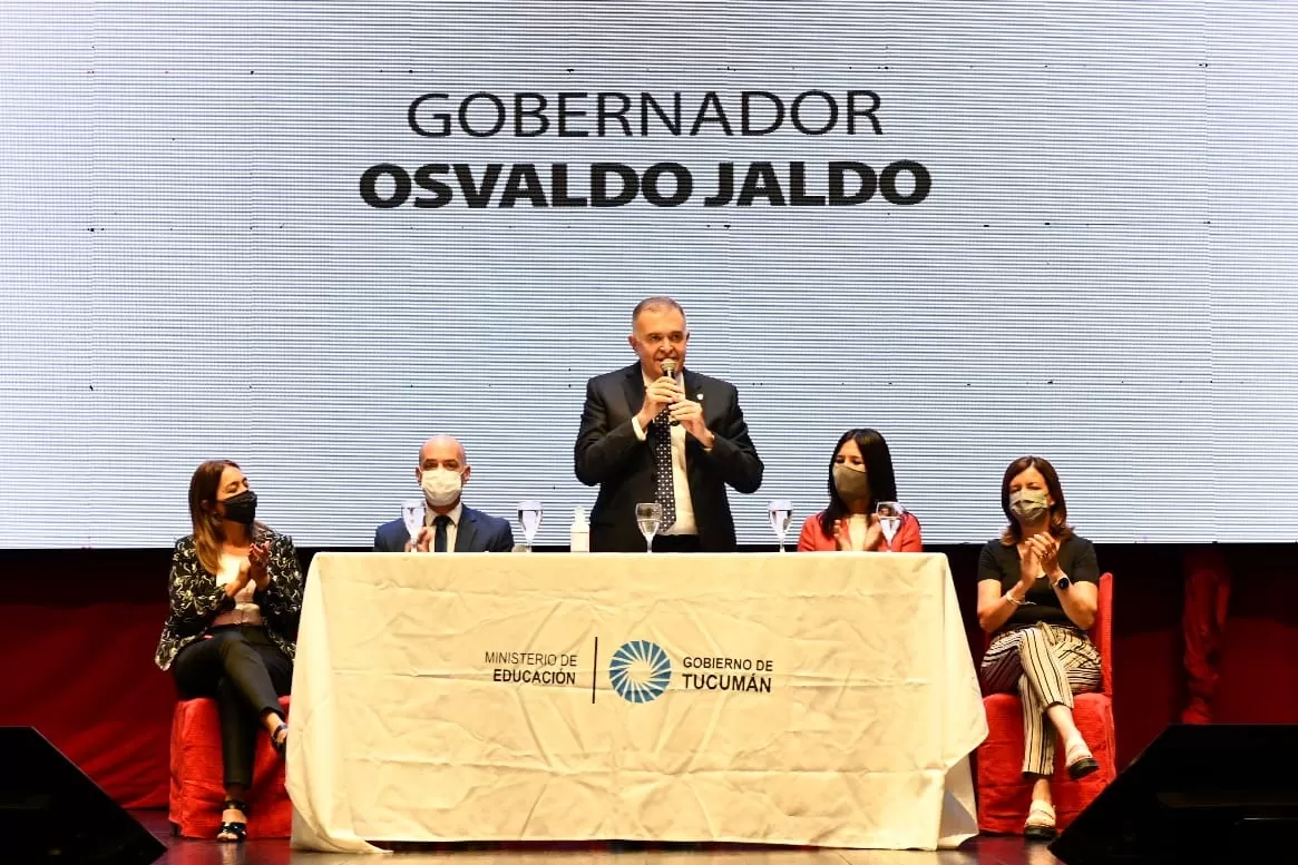 EN EL TEATRO MERCEDES SOSA. Jaldo, junto a Lichtmajer y a otras autoridades de Educación, lanzó el Programa Formar. Foto: prensa Gobernación