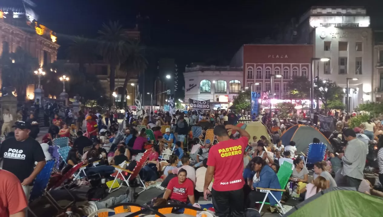 PLAN DE LUCHA NACIONAL. Piqueteros acamparon en la plaza Independencia