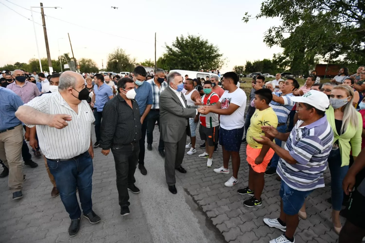 EN LULES. Jaldo saludó a vecinos durante la visita a ese municipio.