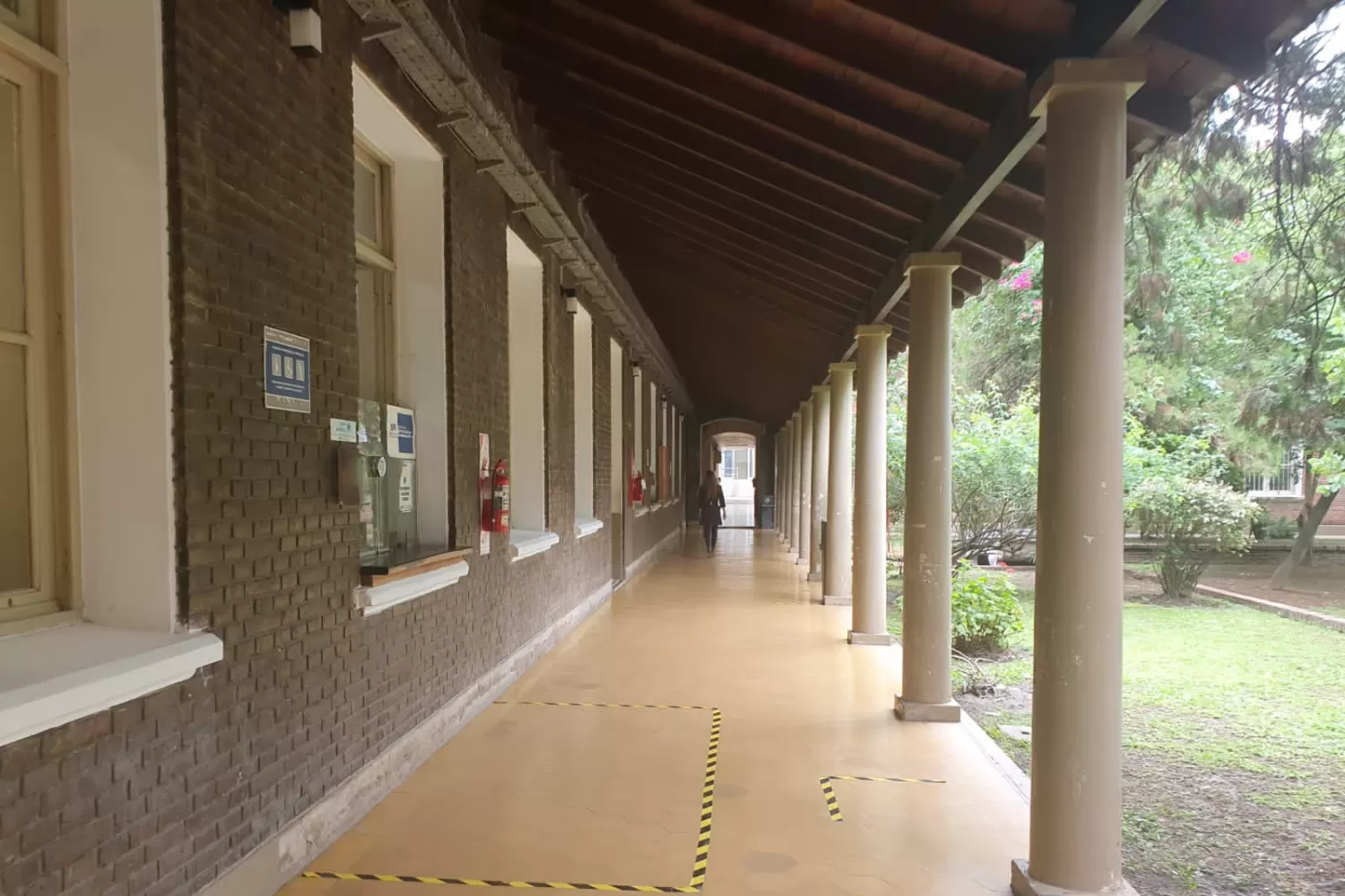 TRIBUNALES PENALES. Uno de los pasillos, en avenida Sarmiento al 400.