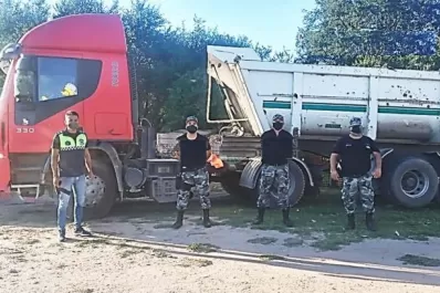 Un camión transportaba áridos por la ruta 9 sin seguridad