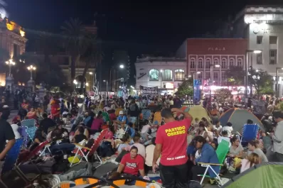Piqueteros acamparon en la plaza Independencia