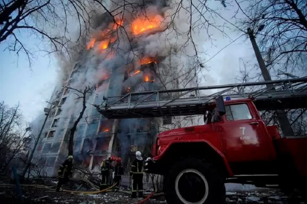 Kiev, golpeada por los bombardeos rusos: dos civiles muertos y toque de queda de 35 horas