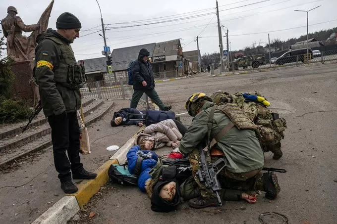 IBAN A CRUZAR EL PUENTE. Tetiana, sus hijos y un voluntario que les ayudaba, muertos en Irpin. GETTY IMAGES