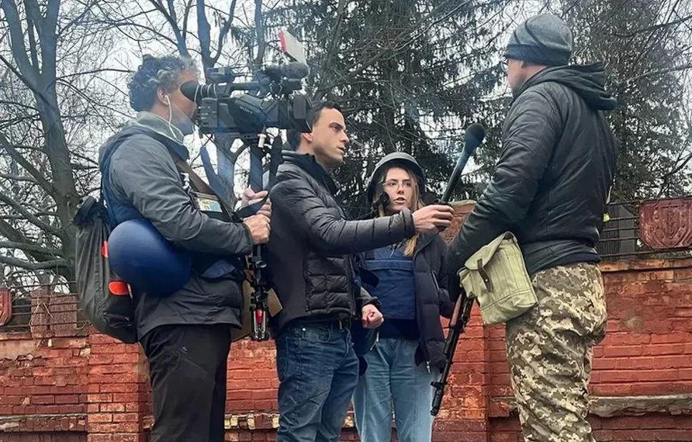 La periodista de Fox News Oleksandra Sasha Kuvshynova, que murió en Ucrania después de que el vehículo en el que viajaba fuera alcanzado por un fuego enemigo, trabaja con sus colegas Trey Yingst y el camarógrafo Pierre Zakkrzewski en Ucrania en una fotografía sin fecha. FOX News/vía REUTERS