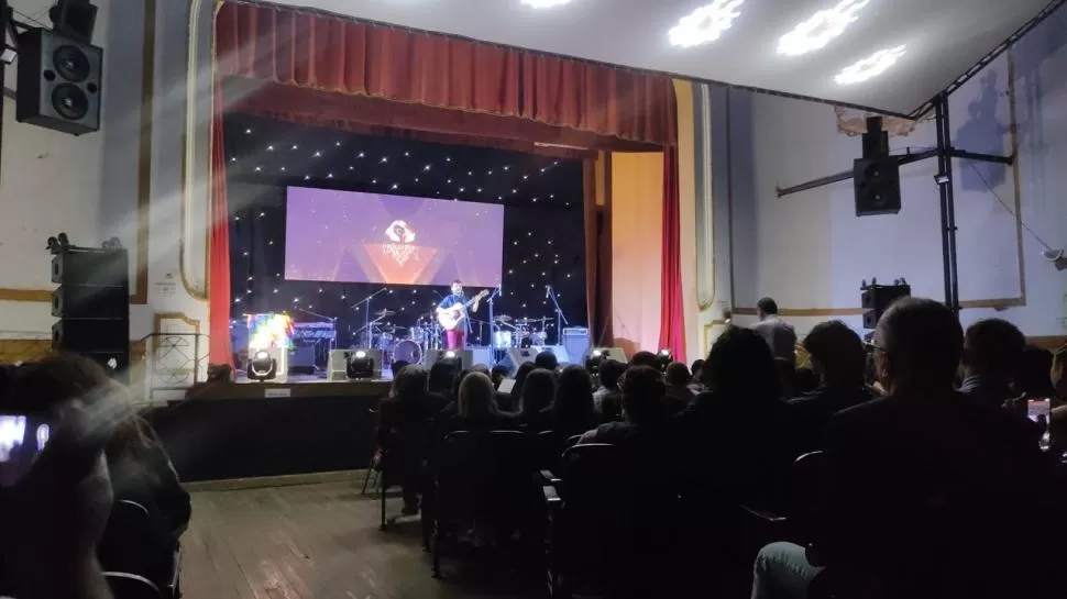 DE GALA. La fiesta realizada en el Teatro de la Sociedad Española de Tafí Viejo tuvo lleno completo en la platea y espectáculos musicales especiales.