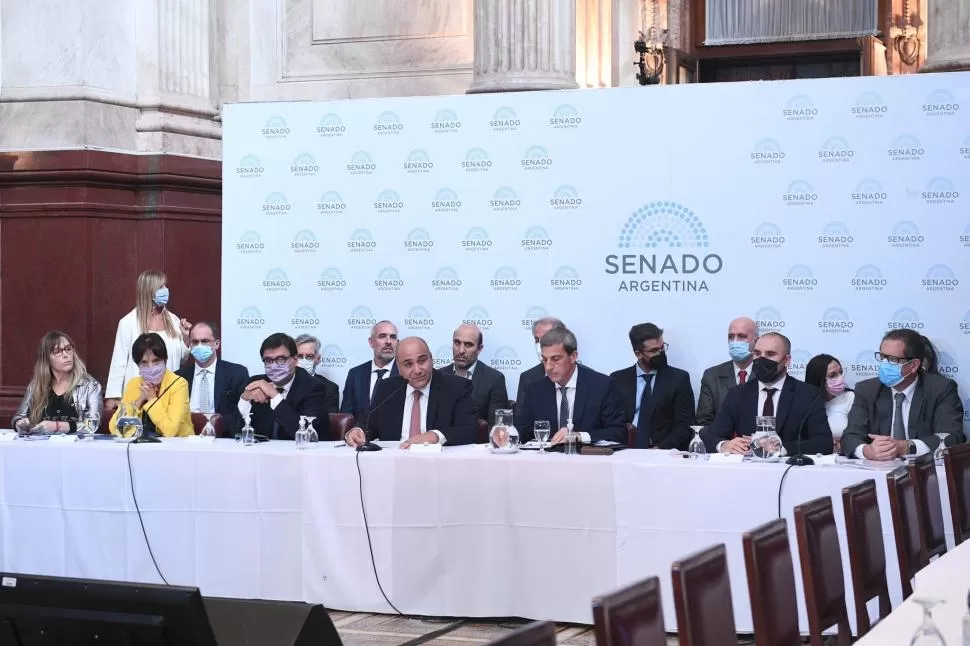 EN EL CENTRO DE LA ESCENA. El jefe de Gabinete, el tucumano Juan Manzur, fue el eje de la reunión el Senado. 