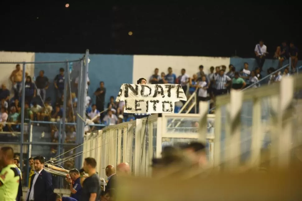 DISCONFORME. En el segundo tiempo un simpatizante de Atlético mostró una bandera, que pedía la salida de Mario Leito. Por algunos minutos, el grueso de los hinchas cantó contra el actual presidente “Decano”.  