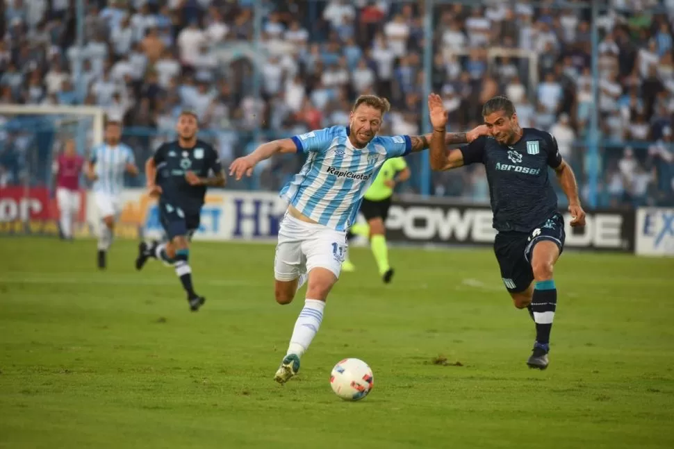 SOLO CONTRA EL MUNDO. En la corrida, Menéndez le ganó la posición a Emiliano Insúa pero nadie lo acompañó. “Polaco” tiró un centro a las manos del arquero.  