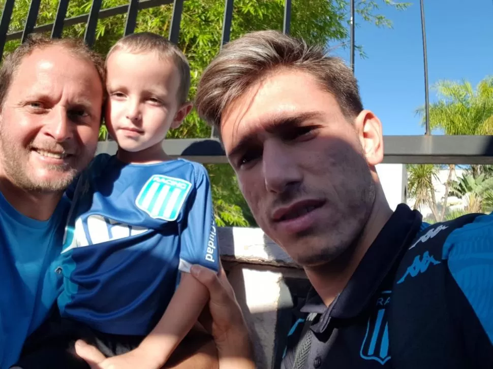 UNA SELFIE PARA SACAR PECHO. Los Molina, junto al lateral Facundo Mura; autor del primer gol en la goleada de Racing. La Gaceta / Foto José Nuno - Adrián Coronel - Gentileza