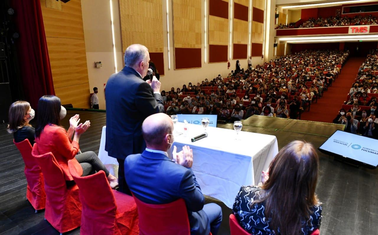 ANTE LA COMUNIDAD DOCENTE. Jaldo brindó un discurso en el Mercedes Sosa. Foto: Prensa Gobernación