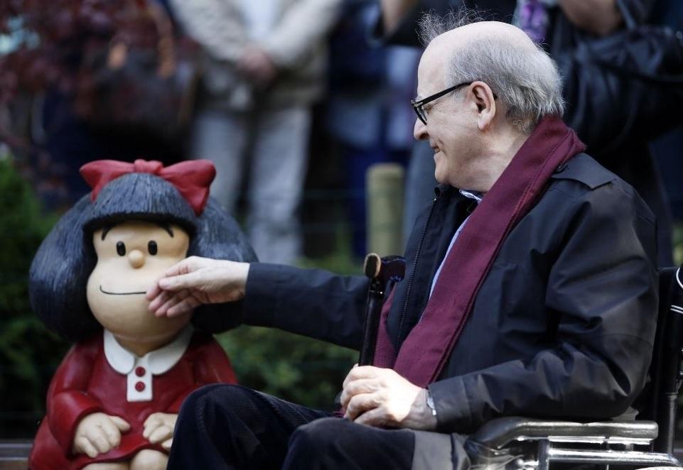 Quino acaricia a su entrañable Mafalda