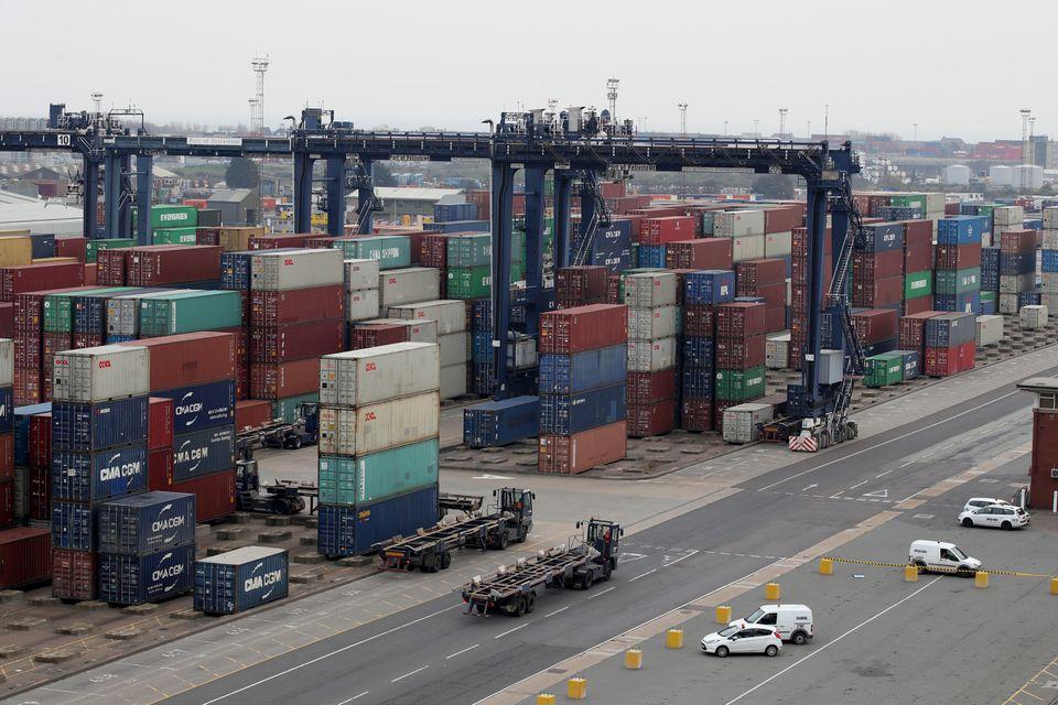 Una vista general de los contenedores de envío vistos desde el puente del buque de carga AAL Kobe atracado en el puerto de Felixstowe, Gran Bretaña. Foto de Reuters