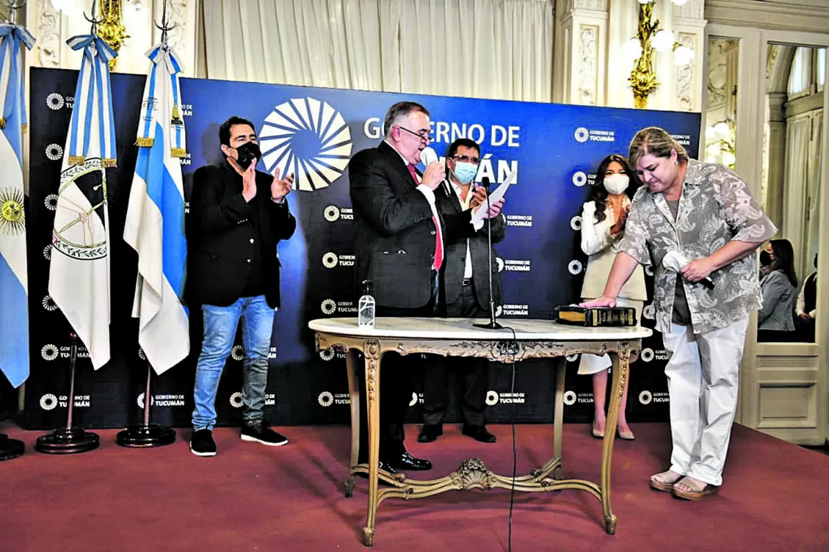 EN EL SALÓN BLANCO. Jaldo le toma juramento a Málaga; atrás aplaude el ministro saliente, Yedlin. 