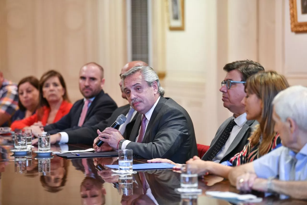 EN CASA ROSADA. Fernández celebró la suba del Salario Mínimo Vital y Móvil.