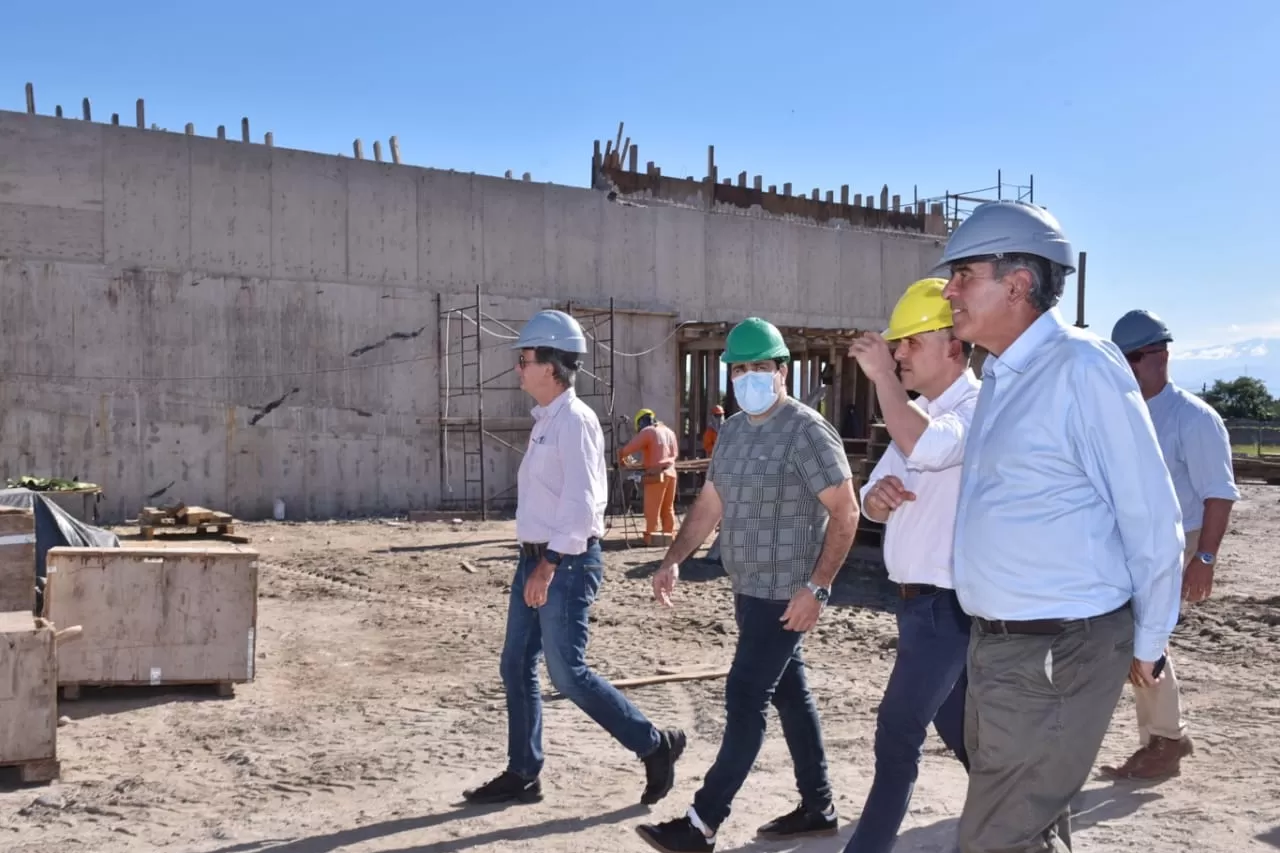 EN CONCEPCIÓN. Sergio Mansilla encabezó la recorrida oficial por la obra de la planta de tratamientos. Foto: Prensa HLT