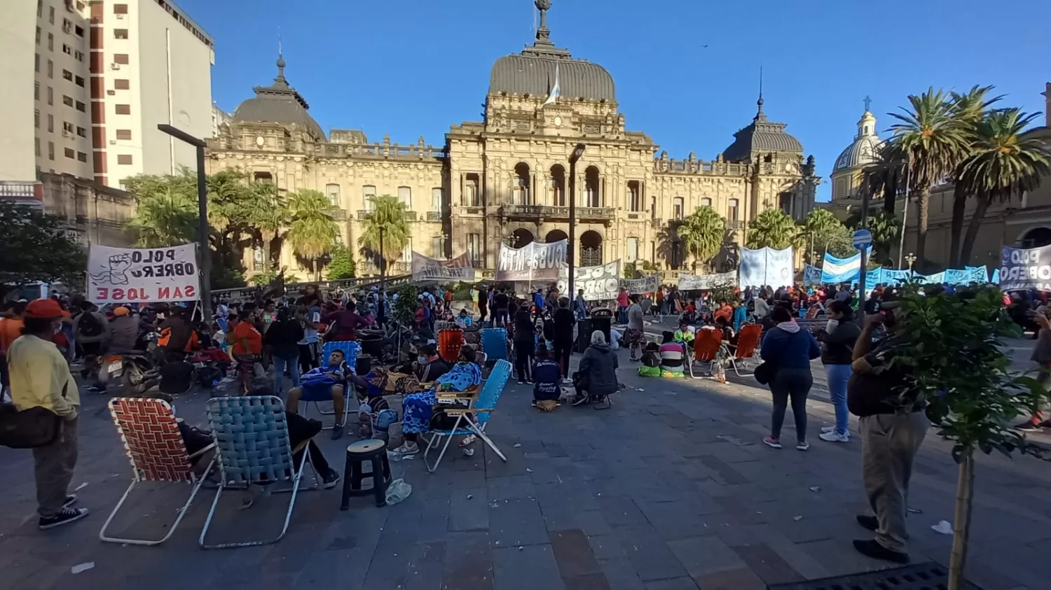 ACAMPE EN LA PLAZA. Los piqueteros se instalaron frente a la Casa de Gobierno de Tucumán. Foto de LA GACETA / Analía Jaramillo