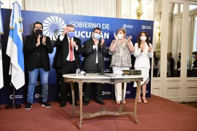 Jaldo tomó juramento a Lorena Málaga y a Gladys Medina