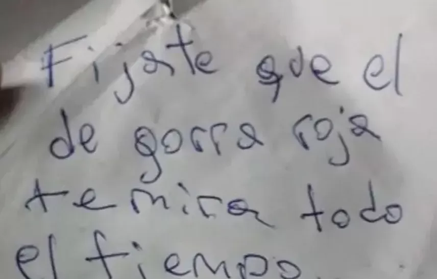 Este mensaje le pasó una joven a otra en un colectivo
