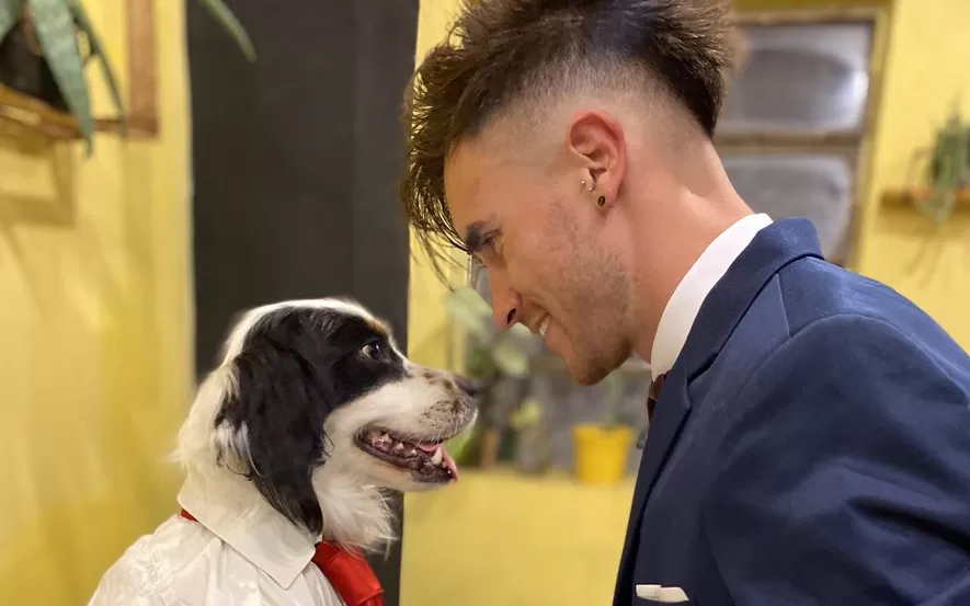 Gabriel Cárdenas junto a su perro