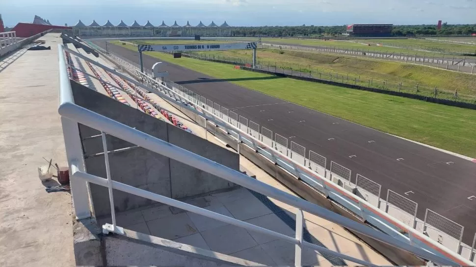 DE PRIMER NIVEL. La zona de plateas del circuito de Termas de Río Hondo, fue construida con hormigón. Además, colocaron butacas similares a la que se utilizó en el “Único Madre de Ciudades”. CAPTURA DE VIDEO