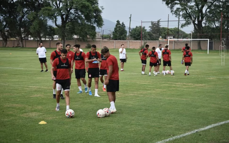 RECUPERAR EL NIVEL. Ese es el objetivo que tiene el plantel “santo” de cara al juego contra Almagro. De Muner y sus muchachos pretenden apuntar los errores cometidos en “La Feliz” y trabajar para corregirlos. 