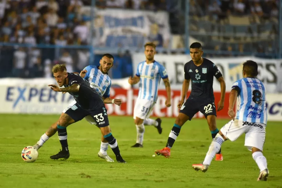 MUCHO SACRIFICIO. Tesuri fue el jugador de Atlético que mayor compromiso demostró en la dura derrota ante Racing. LA GACETA / FOTO DE DIEGO ÁRAOZ