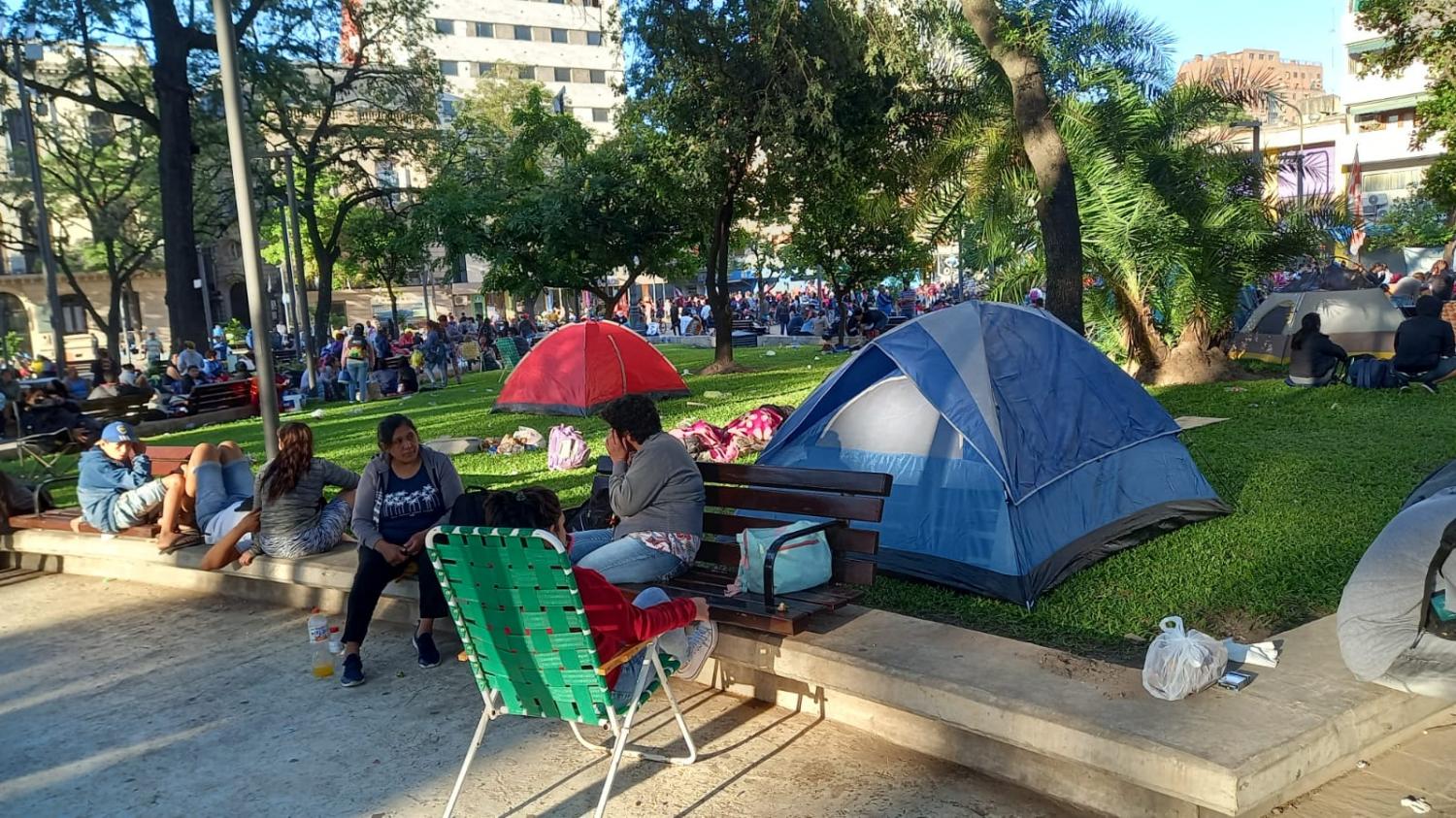 EN CARPAS. Los manifestantes pasaron la madrugada en la plaza Independencia. Foto de LA GACETA / Analía Jaramillo