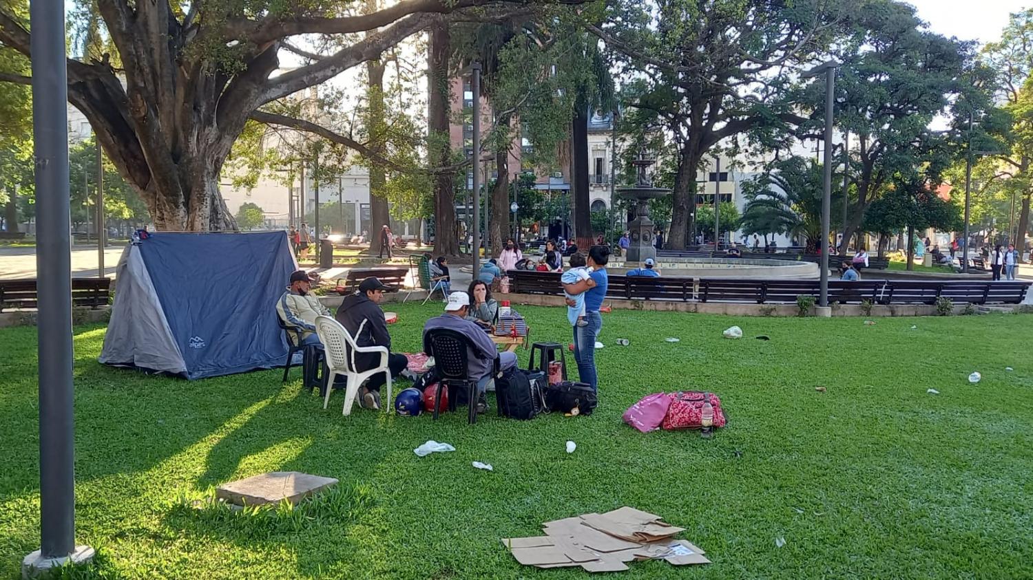 RECLAMO. Militantes y su familia formaron parte del acampe frente a la Casa de Gobierno. Foto de LA GACETA / Analía Jaramillo