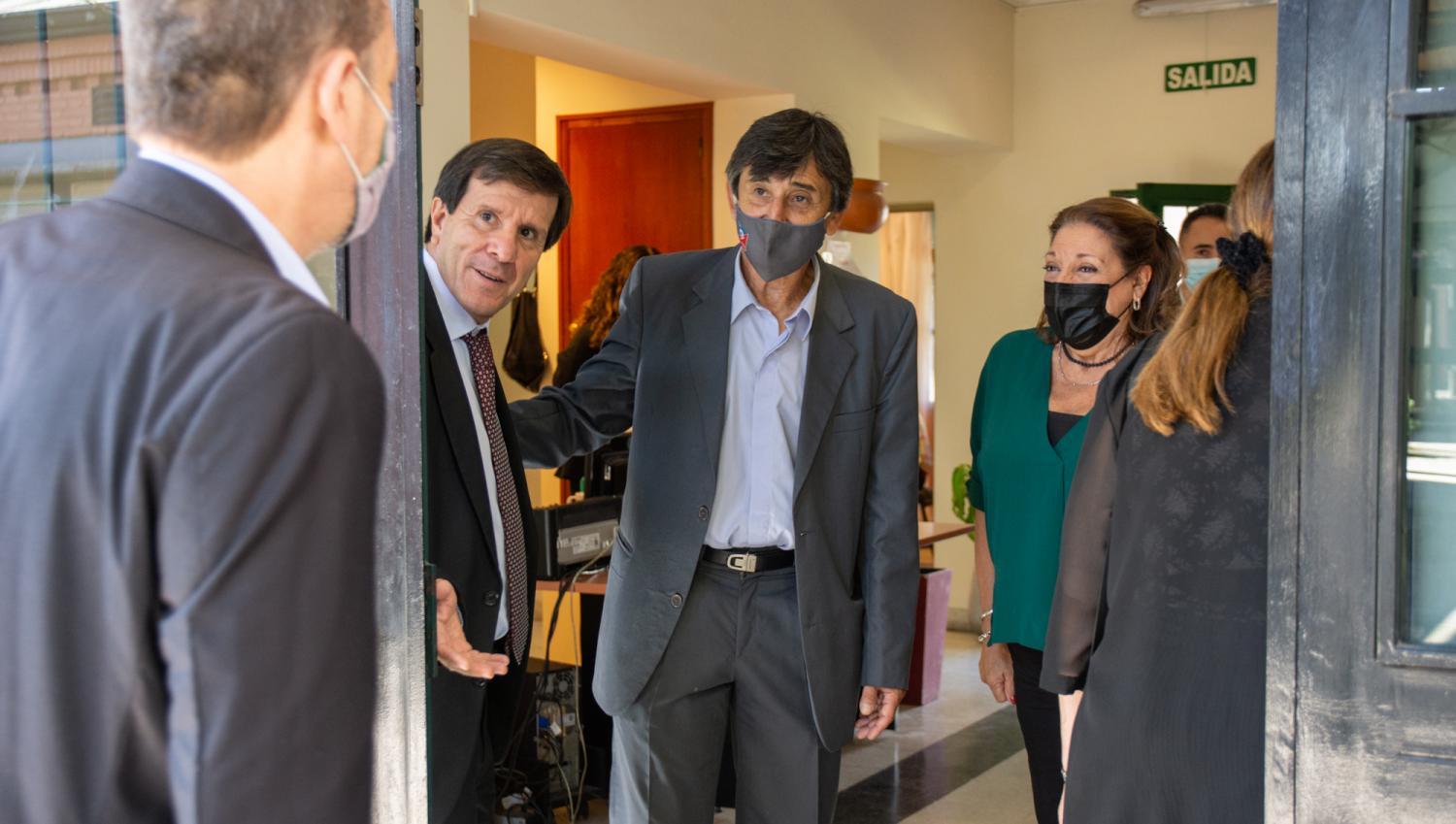 RECORRIDO. El secretario de Políticas Universitarias de la Nación, Oscar Alpa, visitó, entre otras, las Facultades de Psicología y de Odontología, donde fue recibido por sus autoridades.