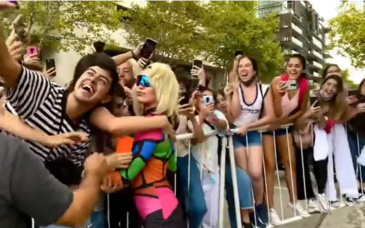 EUFÓRICOS. Los fans de Miley pudieron saludarla.