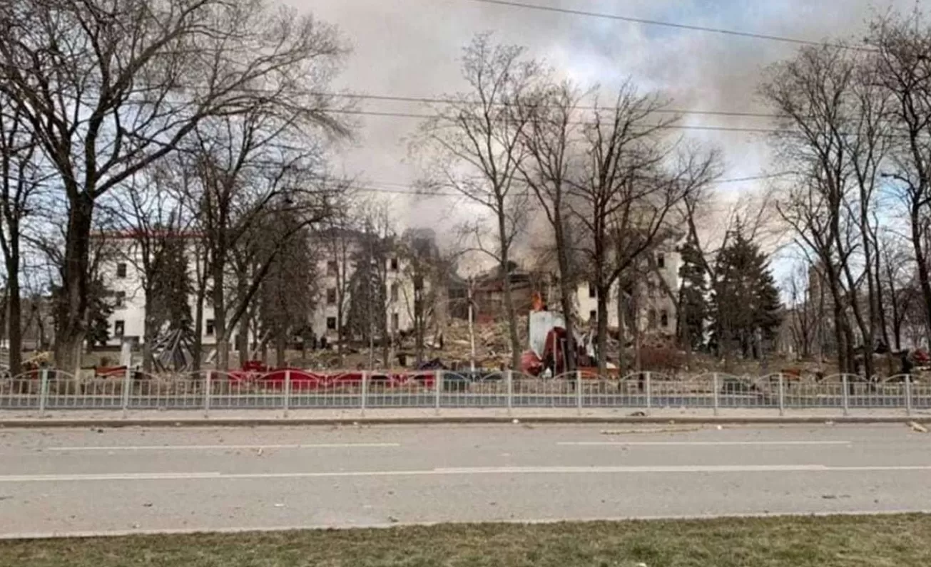 Rusia bombardeó un teatro en Ucrania que albergaba refugiados