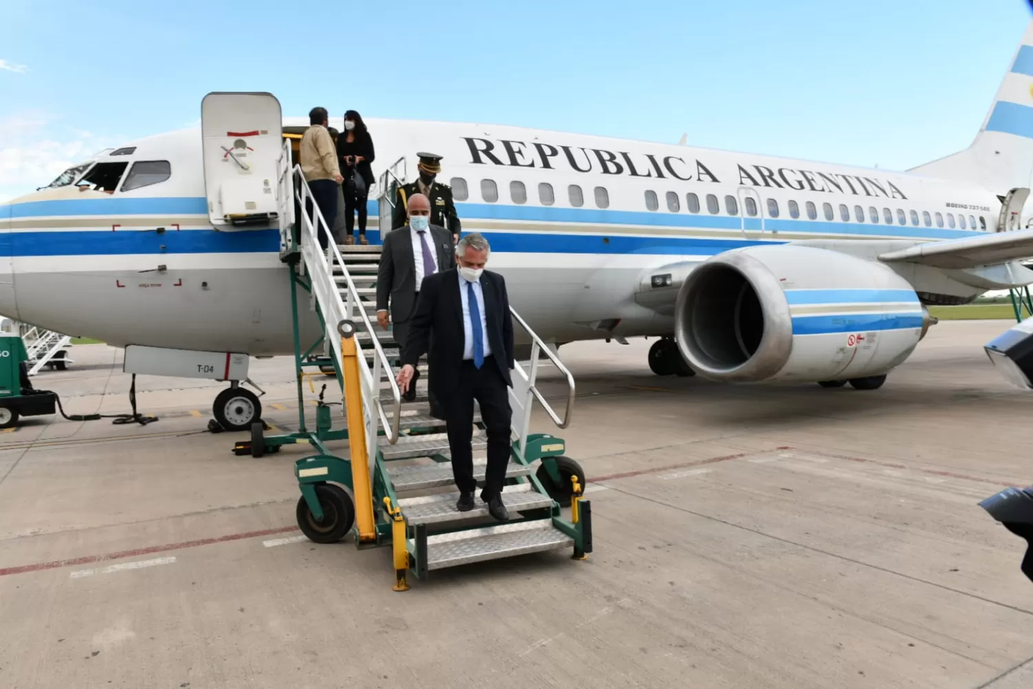 DE VISITA. El momento en el que Fernández pisaba suelo tucumano.