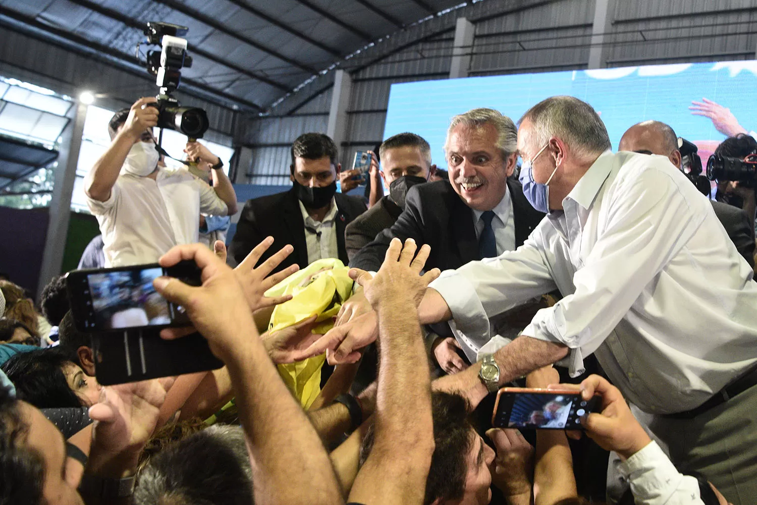 UN BÁLSAMO. Alberto recibió la fervorosa bienvenida de la militancia tucumana. LA GACETA