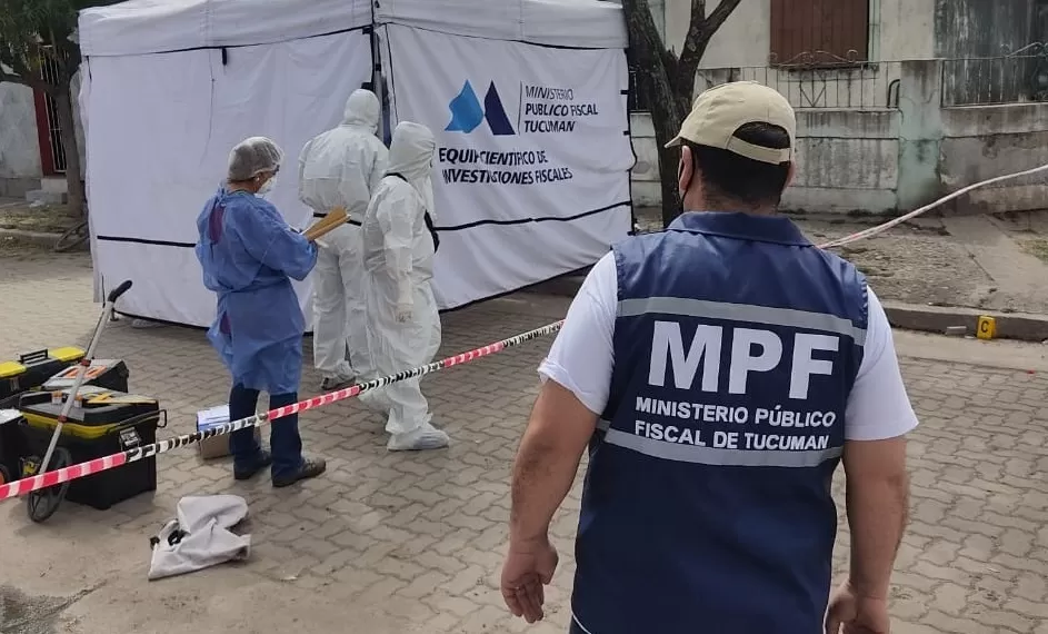 INVESTIGACIÓN. Peritos buscan evidencias por el crimen en Alderetes. Foto: Prensa MPF