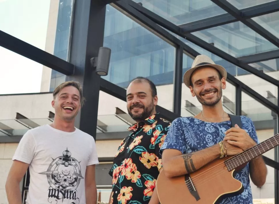 CON CLIMA DE FOGÓN. Robin, Romano y De La Rosa compartieron desveladas entre música e historias. LA GACETA / FOTOs de josé nuno